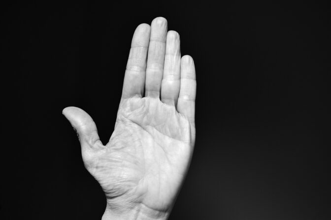 Body Slapping, auch als Körperschlagen bekannt, ist eine BDSM-Praktik (Bondage, Disziplin, Dominanz, Submission, Sadismus und Masochismus), bei der ein Partner den anderen mit der flachen Hand oder anderen geeigneten Instrumenten auf verschiedene Körperteile schlägt.